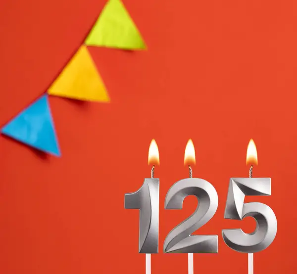 生日蜡烛125号 橙色背景邀请卡 — 图库照片