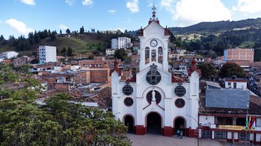 Guarne, Antioquia, Kolombiya. 3 Ocak 2024. Candelaria Kilisesi 'nin hanımefendisi, Katolik ibadet kilisesi..