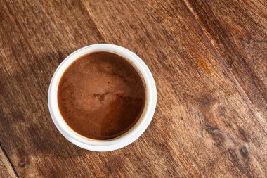 Masada sunulan bir fincan sıcak çikolata, Theobroma kakaosu.