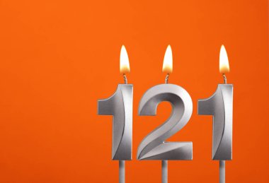 121 mum - Turuncu arka planda doğum günü kutlaması