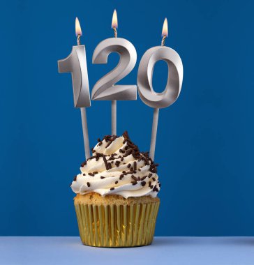Pastalı dikey doğum günü kartı - Mavi arka planda 120 numaralı mum