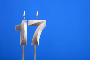 Doğum günü mumu numara 17 - Mavi arkaplanda kutlama kartı