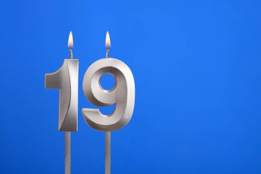 19 numaralı doğum günü mumu - Mavi arkaplanda kutlama kartı