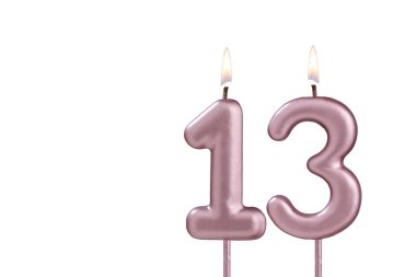 13 numaralı mum - Beyaz arkaplanda doğum günü mumu