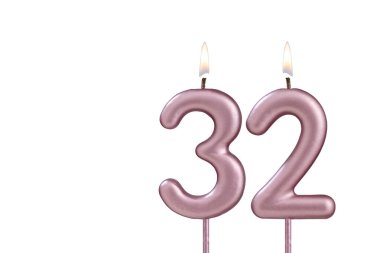 Doğum günü mumu - Beyaz arkaplanda 32 numaralı mum