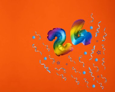 24 numaralı çok renkli balon turuncu arka planda konfeti patlaması. Doğum günü kartı