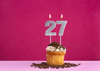 27 numaralı mumlu doğum günü pastası - Pembe arka planda doğum günü kartı