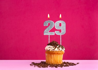 29 numaralı mumlu doğum günü pastası - Pembe arka planda doğum günü kartı