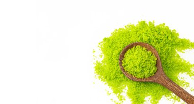 Tahta kaşıkta yeşil limon.