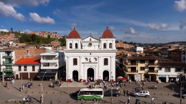 El Santuario, Antioquia - Kolombiya. 20 Ocak 2024. Katolik cemaati kasabanın ana parkında yer almaktadır.