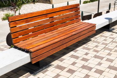 Şehir parkında ahşap ve beton bank