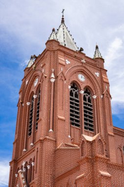 San Roque, Antioquia - Kolombiya - 11 Eylül 2022. Belediyenin ana kilisesinin önünde.