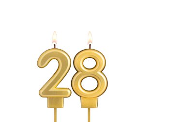 Beyaz arkaplanda 28 numaralı doğum günü mumu.