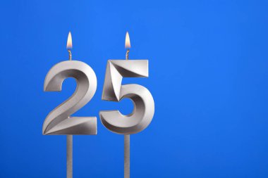 25 numaralı doğum günü mumu - Mavi arkaplanda kutlama kartı