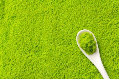 Beyaz kaşıkta yeşil limon aromalı pişirme tuzu