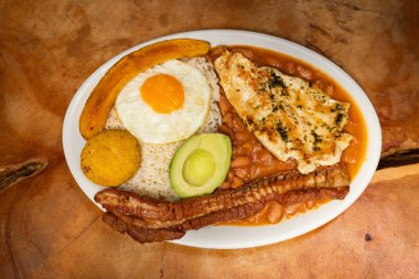 Bandeja paisa, tipik Kolombiya ana yemeği - Antioquia Gastronomisi