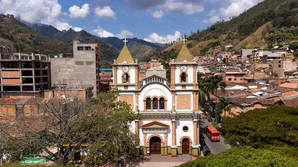 Ciudad Bolivar Antioquia 哥伦比亚 2024年2月21日市政当局主教堂的无人驾驶飞机图像 — 图库照片