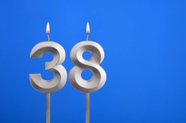 Doğum günü numarası 38 - Mavi arkaplanda mum yanıyor