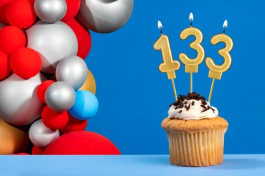 133 numaralı doğum günü mumu - balonlu yıldönümü kartı