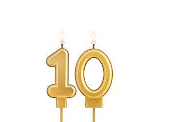 Beyaz arkaplanda 10 numaralı doğum günü mumu