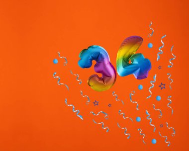 34 numaralı çoklu renkli balon turuncu arka planda konfeti patlaması. Doğum günü kartı