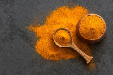 Turmerik, kaşık ve kase içinde çok sağlıklı bir türdür.