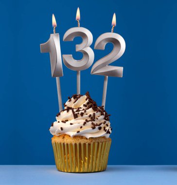 Kekli dikey doğum günü kartı - Mavi arka planda 132 numaralı mum