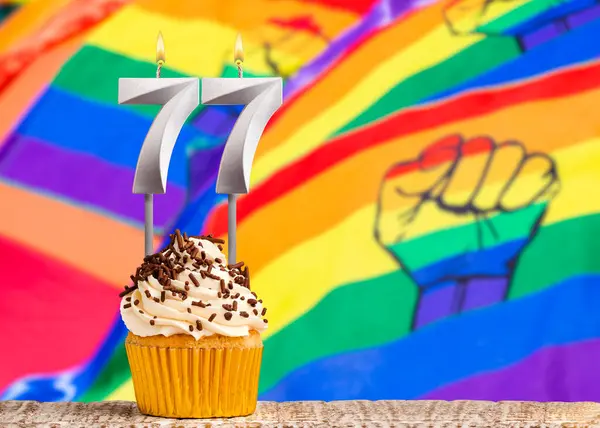 带同性恋自豪感色彩的生日贺卡 第77号蜡烛 — 图库照片