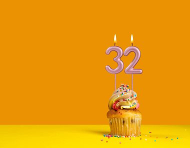 Işıklı doğum günü mumu - 32 numaralı mumlu kutlama kartı