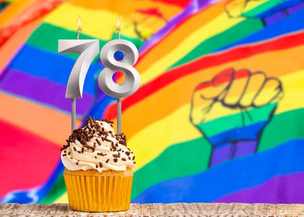 生日蜡烛78号 同性恋游行旗帜背景 — 图库照片