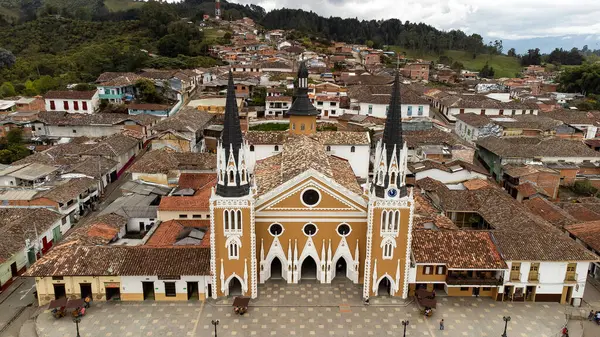 Abejorral Antioquia 哥伦比亚 2024年2月7日Abejorral市主要教堂的空中景观 — 图库照片