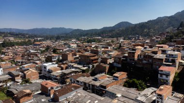 El Retiro, Antioquia - Kolombiya - 2 Mart 2024. Medellin 'e 35 kilometre uzaklıktaki belediyenin insansız hava aracı görüntüsü