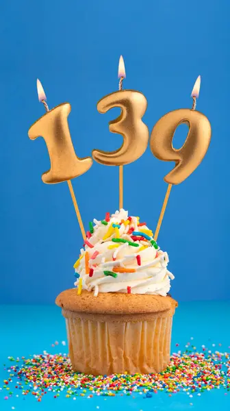 139 파란색 배경에 컵케이크 — 스톡 사진