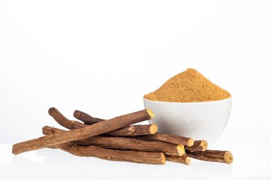 Organik meyan kökü tozu ve kökleri - Glicyrhiza glabra.