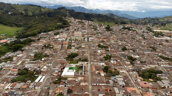 Abejorral, Antioquia, Kolombiya. 7 Şubat 2024. Antioquia 'nın dördüncü belediyesi, ihracat tipi avokadoda iyi tarım uygulamalarında sertifikalandırılmış en fazla mülke sahiptir.