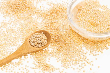 Chenopodium kinoası - Su ile karıştırılmış cam kase