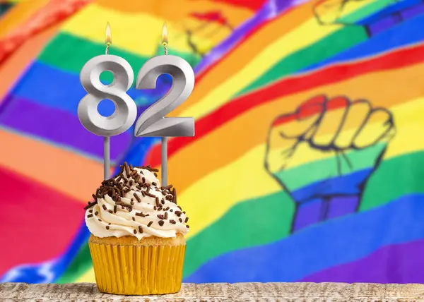 82号生日蜡烛 同性恋游行旗帜背景 — 图库照片