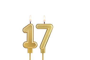 Beyaz arkaplanda 17 numaralı doğum günü mumu
