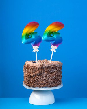 44 numaralı balonlu doğum günü pastası - mavi arka planda davetiye kartı