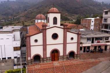 Caicedo, Antioquia, Kolombiya. 17 Mart 2024. Mercedes Parish 'in hanımı, Central Park' ta..