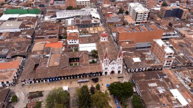 La Ceja, Antioquia - Kolombiya. 9 Mart 2024. Bölümün doğusunda bulunan belediyenin insansız hava aracı ile hava görüntüsü.