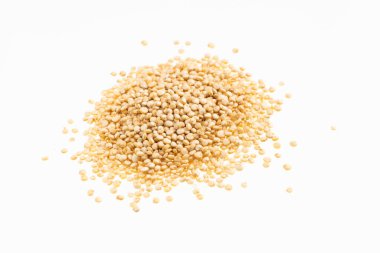 Beyaz arkaplanda beyaz kinoa yığını - Chenopodium kinoası