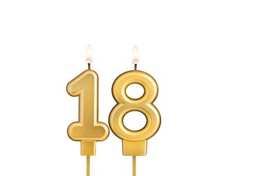 Beyaz arkaplanda 18 numaralı doğum günü mumu.