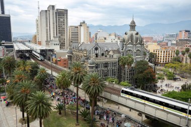Medellin, Antioquia. Kolombiya - 6 Aralık 2023. Şehir merkezinin panoramik, toplu taşıma metrosunun geçtiği