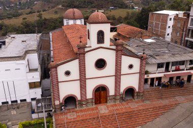 Caicedo, Antioquia, Kolombiya. 17 Mart 2024. Belediye kilisesinin insansız hava aracı ile Katolik tapınması.