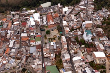 Caicedo, Antioquia, Kolombiya. 17 Mart 2024. 7608 kişilik nüfusuyla kasabanın insansız hava aracı görüntüsü..