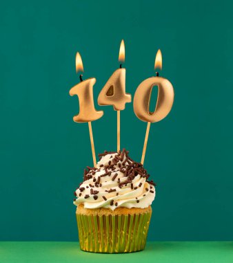 140 numaralı mumlu doğum günü kartı - yeşil arkaplan