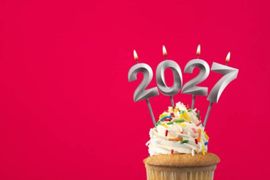 Mutlu yıllar 2027 - Mumlar yanan numaralar şeklinde