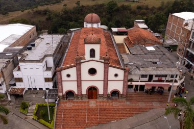 Caicedo, Antioquia, Kolombiya. 17 Mart 2024. Belediyenin ana kilisesinin ön cephesinin insansız hava aracı fotoğrafları.