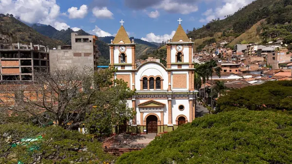 Ciudad Bolivar Antioquia 哥伦比亚 2024年2月21日圣母升天堂区 位于市区的主广场 — 图库照片
